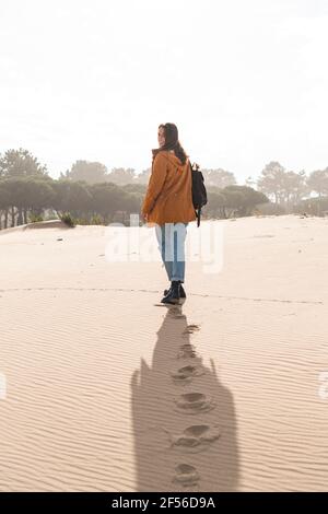 Orme di giovane donna mentre camminando sulla spiaggia Foto Stock