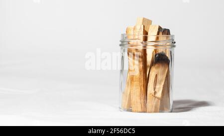 Palo santo legno bastoni su sfondo bianco. Concetto di pratiche spirituali Foto Stock