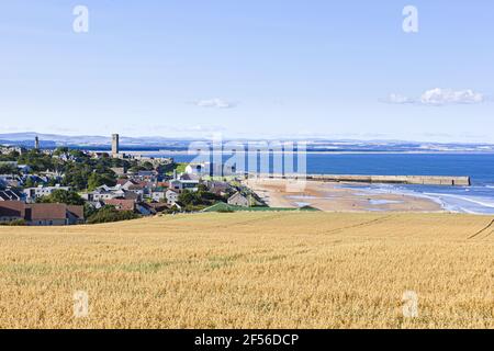 La città universitaria di St Andrews, Fife, Scozia Regno Unito - mostrando East Sands e il porto Foto Stock