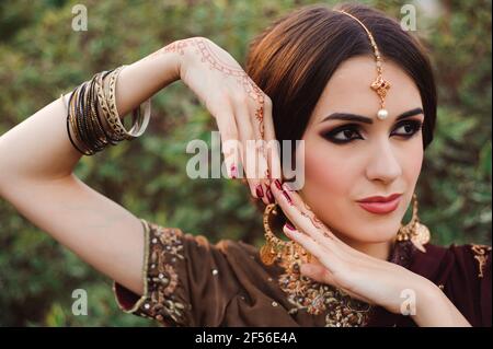 Mehendi sulle mani di ragazze, Donna mani con brown mehndi tattoo. Le mani della sposa indiano ragazza con brown Henna Tattoos. Foto Stock