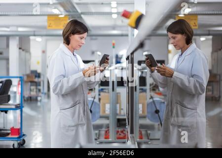 Ingegnere femminile che utilizza un tablet digitale nel settore Foto Stock