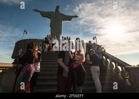 Rio de Janeiro, Brasile - 24 maggio 2017: Persone che visitano la statua del Cristo Redentore, godendosi la vista, scattando foto. Foto Stock