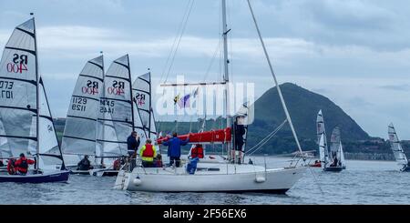 I gommoni che competono nella Regata annuale dello Yacht Club di East Lothian, North Berwick Foto Stock