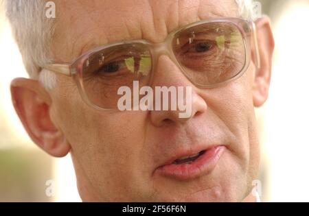 Alan Pickering, partner di Watson Wyatt, autore di 'UN modo più semplice per migliorare le pensioni', in una conferenza stampa.11 luglio 2002 foto Andy Paradise Foto Stock