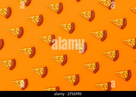 Rappresentazione tridimensionale delle fette di pizza su sfondo arancione Foto Stock