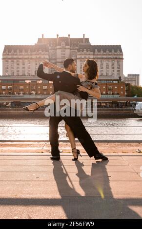 Ballerini di Tango maschili e femminili che fanno pratica sul molo durante estate Foto Stock