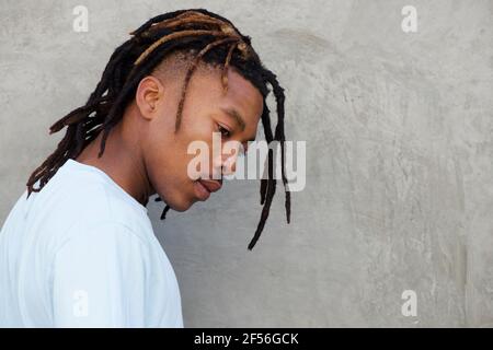 Primo piano ritratto laterale dell'uomo africano con dreadlock in contemplazione Foto Stock