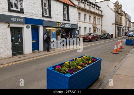 Persone in coda fuori dal panificio Greggs durante pandemic, High Street, North Berwick, East Lothian, Scozia, REGNO UNITO Foto Stock