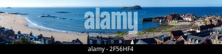 West Bay e Craigleith, North Berwick - preso dalla cima della torre della chiesa di St Andrew Blackadder Foto Stock