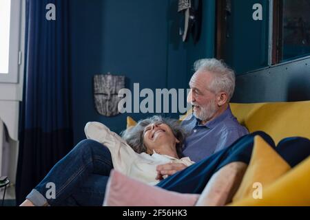 Felice coppia senior riposante sul divano a casa Foto Stock