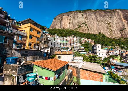 Rocinha è la più grande Favela in Brasile e si trova A Rio de Janeiro Foto Stock