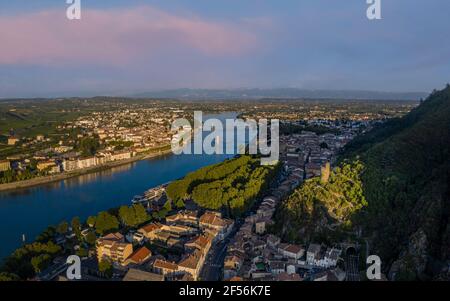 Francia, Vaucluse, Avignone, panorama delle nuvole sul fiume Rodano e Pont Saint-Benezet Foto Stock