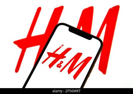 In questa illustrazione fotografica il logo H&M viene visualizzato sullo smartphone. Foto Stock
