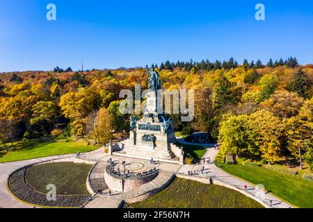 Germania, Assia, Rudesheim am Rhein, elicottero vista del monumento Niederwalddenkmal Foto Stock