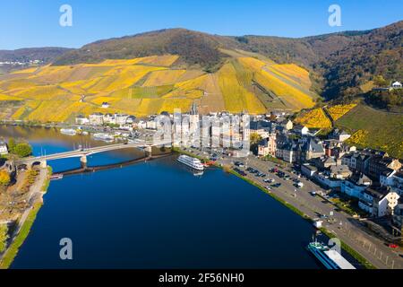 Germania, Renania-Palatinato, Bernkastel-Kues, elicottero vista sulla Mosella e la città circostante in estate con vigneti sullo sfondo Foto Stock