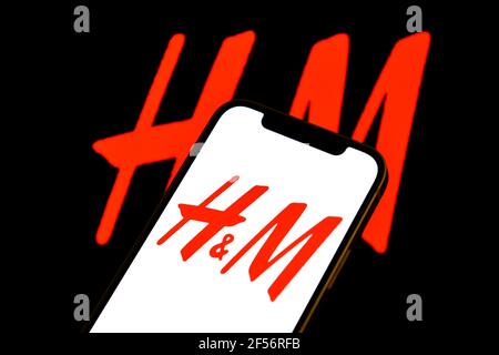 24 marzo 2021, Cina: In questa illustrazione fotografica il logo H&M viene visualizzato su uno smartphone. (Immagine di credito: © SheldonÂ Cooper/SOPA Images via ZUMA Wire) Foto Stock
