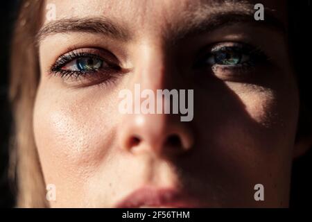 Bella giovane donna con gli occhi blu Foto Stock