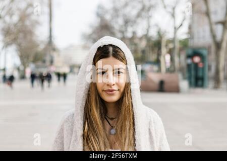 Bella donna in giacca con cappuccio sul sentiero Foto Stock