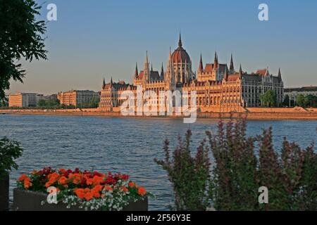 Vista durante il tramonto alla casa dei Parlamenti e Pest da Buda Lato del fiume Danubio Foto Stock
