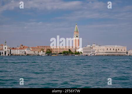 Piazza San Marco con Campanile e Palazzo Ducale - Vista sull'acqua da un vaporetto in Laguna - Venezia, Veneto, Italia Foto Stock