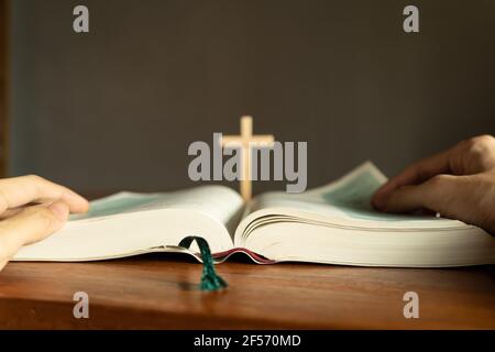 Lettura cristiana della Sacra Bibbia Foto Stock