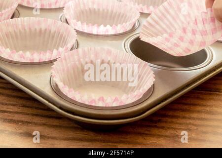 Svuotare le casse della Cupcake da riempire con la pastella per torte Foto Stock