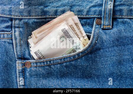 le banconote rubate russe si steccano dalla tasca blu di jean cront - primo piano Foto Stock