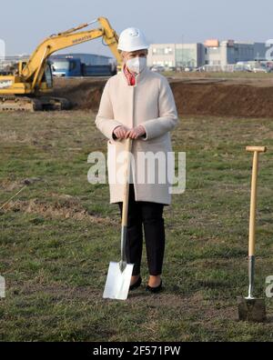 Laage, Germania. 24 Marzo 2021. Manuela Schwesig (SPD), Ministro Presidente del Meclemburgo-Pomerania occidentale, ha in mano un vortice all'inizio della costruzione del primo parco industriale europeo a CO2 zero. In precedenza, è stata ufficialmente commissionata la nuova centrale a idrogeno da 2 MW di APEX Energy Teterow GmbH. Credit: Bernd Wüstneck/dpa-Zentralbild/dpa/Alamy Live News Foto Stock