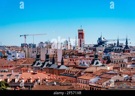 Skyline del centro storico di Madrid dalla Cattedrale dell'Almudena. Vista contro il cielo blu Foto Stock