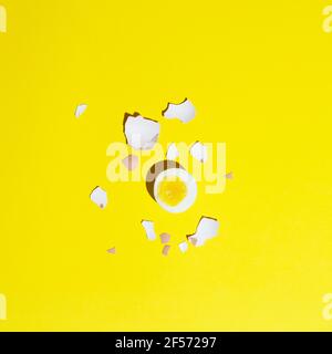 uova sode su una superficie gialla Foto Stock