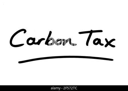 Carbon Tax, scritta a mano su sfondo bianco. Foto Stock