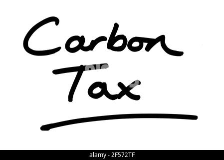 Carbon Tax, scritta a mano su sfondo bianco. Foto Stock