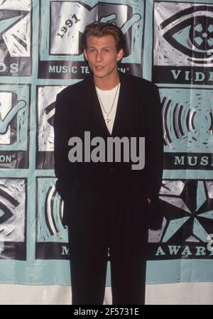 UNIVERSAL CITY, CA - 5 SETTEMBRE: Attore Christian Slater partecipa all'ottavo Awards MTV Video Music il 5 settembre 1991 all'Universal Amphitheatre di Universal City, California Credit: Ralph Dominguez/MediaPunch Foto Stock