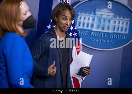 Il presidente del Consiglio dei consiglieri economici Cecilia Rouse risponde a una domanda dei media durante il briefing quotidiano nella sala stampa della Casa Bianca a Washington, DC, USA, 24 marzo 2021. Insieme a Psaki, le domande di risposta sono state il presidente del Consiglio dei consiglieri economici Cecilia Rouse e membro del Consiglio dei consiglieri economici Heather Bousey. Foto Stock