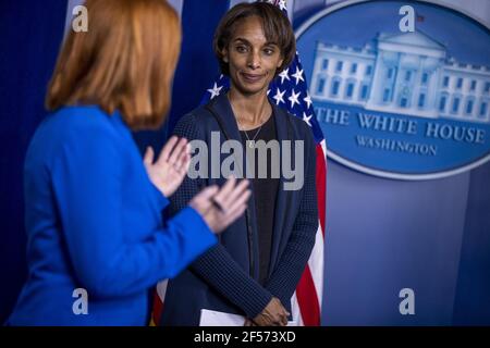 Il presidente del Consiglio dei consiglieri economici Cecilia Rouse risponde a una domanda dei media durante il briefing quotidiano nella sala stampa della Casa Bianca a Washington, DC, USA, 24 marzo 2021. Insieme a Psaki, le domande di risposta sono state il presidente del Consiglio dei consiglieri economici Cecilia Rouse e membro del Consiglio dei consiglieri economici Heather Bousey. Foto Stock