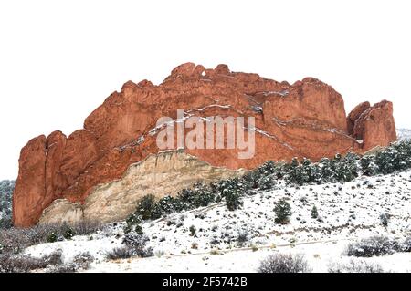 Tempesta di neve in tarda primavera al Garden of the Gods Park, Colorado Springs, Colorado Foto Stock