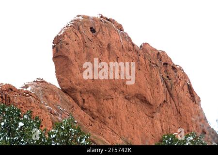 Tempesta di neve in tarda primavera al Garden of the Gods Park, Colorado Springs, Colorado Foto Stock