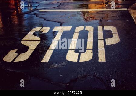 Segnale di stop a terra in una giornata piovosa Foto Stock