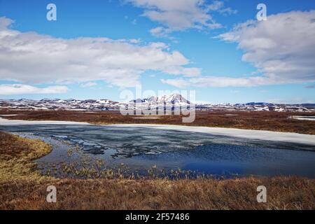 Lago ghiacciato con montagne innevate Lago Myvatn Islanda LA008945 Foto Stock