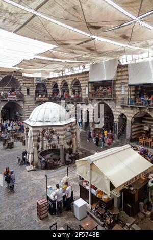 Vista del Khan Hasanpasa. Hasan Pasa Khan è un edificio storico dove la gente fa colazione e piccoli negozi, il centro di Diyarbakir. Foto Stock