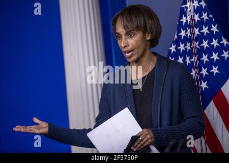 Washington, Stati Uniti. 24 Marzo 2021. Il presidente del Consiglio dei consiglieri economici Cecilia Rouse risponde a una domanda dei media durante il briefing quotidiano nella sala stampa della Casa Bianca a Washington, DC, il 24 marzo 2021. Insieme a Psaki, le domande di risposta sono state il presidente del Consiglio dei consiglieri economici Cecilia Rouse e membro del Consiglio dei consiglieri economici Heather Bousey. Foto in piscina di Shawn Thew/UPI Credit: UPI/Alamy Live News Foto Stock