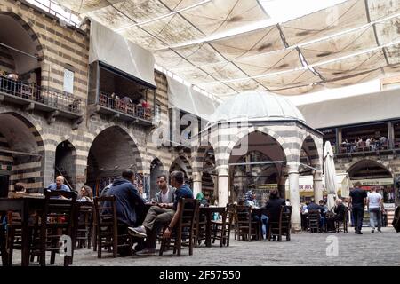 Vista del Khan Hasanpasa. Hasan Pasa Khan è un edificio storico dove la gente fa colazione e piccoli negozi, il centro di Diyarbakir. Foto Stock