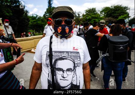 San Salvador, El Salvador. 24 Marzo 2021. I Salvadorans commemorano l'assassinio di San Oscar Arnolfo Romero, ucciso da un cecchino mentre celebrava la messa il 24 marzo 1980. Romero è stato dichiarato santo da Papa Francesco il 2018 Credo: Camilo Freedman/ZUMA Wire/Alamy Live News Foto Stock