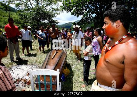 Itaju do colonia, bahia, brasile - 24 febbraio 2012: Gli Indiani dell'etnia Pataxo-ha-ha-ha-hae raccolgono il corpo di un indiano ucciso durante la co agraria Foto Stock