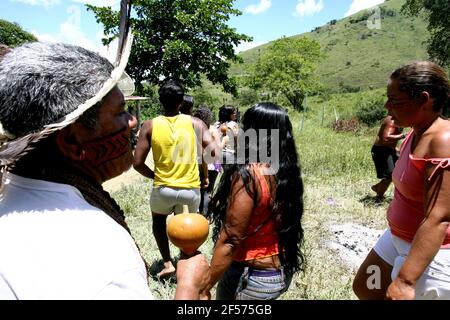 Itaju do colonia, bahia, brasile - 24 febbraio 2012: Gli Indiani dell'etnia Pataxo-ha-ha-ha-hae raccolgono il corpo di un indiano ucciso durante la co agraria Foto Stock