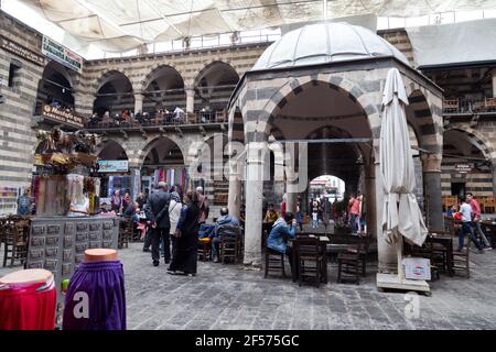 Vista del Khan Hasanpasa. Hasan Pasa Khan è un edificio storico dove la gente fa colazione e piccoli negozi, il centro di Diyarbakir. Foto Stock