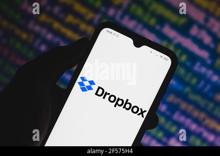 In questa illustrazione della foto viene visualizzato un logo Dropbox visualizzato su uno smartphone. Foto Stock