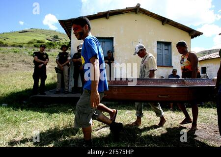 Itaju do colonia, bahia, brasile - 24 febbraio 2012: Gli Indiani dell'etnia Pataxo-ha-ha-ha-hae raccolgono il corpo di un indiano ucciso durante la co agraria Foto Stock