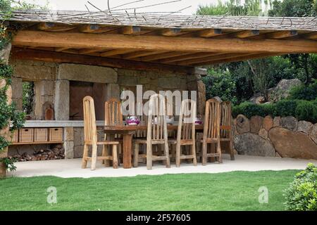 Bella costruzione patio in un giardino privato in Sardegna, Italia Foto Stock