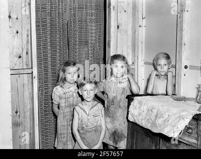 I bambini di famiglia che si sono spostati nella casa prefabbricata costruita dall'amministrazione di sicurezza agricola degli Stati Uniti (FSA) per ospitare alcuni degli agricoltori che hanno dovuto muoversi fuori della zona che è presa in consegna dall'esercito, contea di Caroline, Virginia, Stati Uniti, Jack Delano, U.S. Farm Security Administration, giugno 1941 Foto Stock